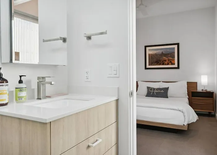 Apartment Unique Design 1-bedroom - 80 Walkscore!